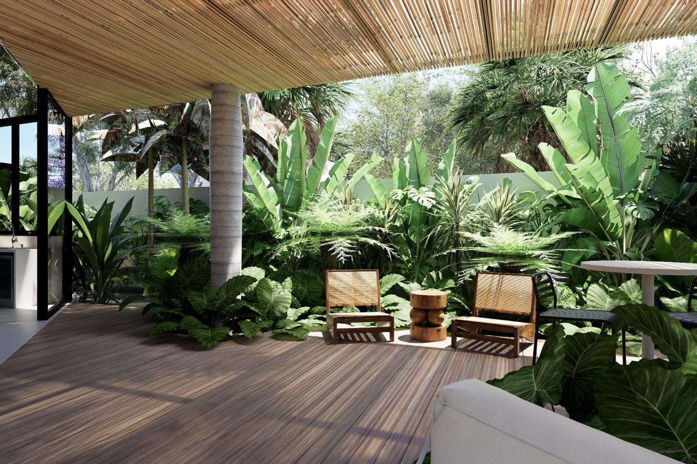 Deck de madeira com vegetação tropical exuberante